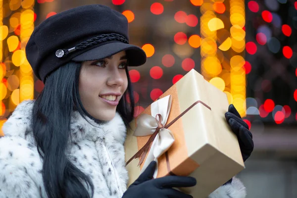 Charming Brunette Woman Wearing Trendy Cap Holding Gift Box Ribbon — Stock Fotó