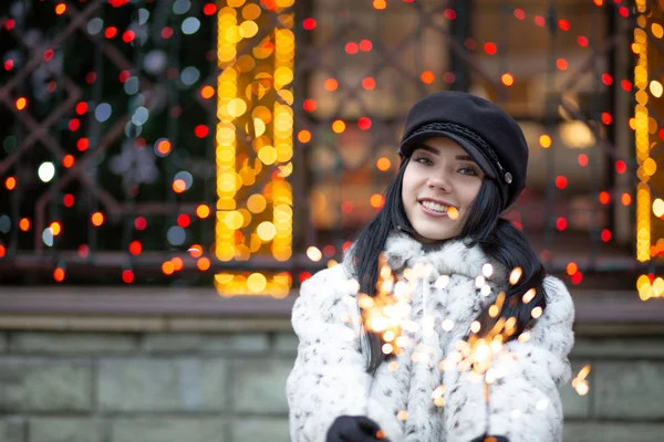 Pozitif esmer kız bengal ışıklar açık ile eğleniyor. Boş alan