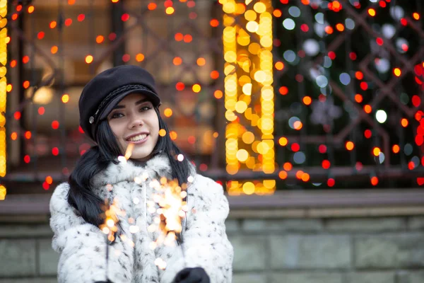 Sevimli Esmer Kadın Bengal Işıklar Açık Ile Eğleniyor Boş Alan — Stok fotoğraf