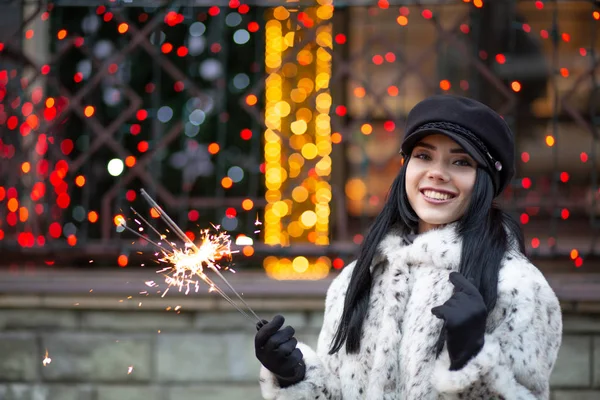 Neşeli esmer modeli bengal ışıklar açık ile eğleniyor. Boş alan