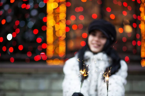 Esmer kadın bengal ışıklar açık ile eğleniyor memnun. Boş alan