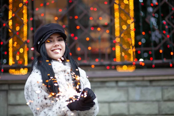 Mulher Morena Sorridente Impressionante Vestindo Roupas Quentes Celebrando Férias Inverno — Fotografia de Stock