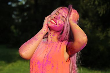 Pozitif kadın poz closeup çekim parkta renkli kuru boya ile kaplı