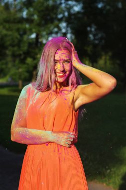 Klas sarışın model poz parkta renkli kuru boya ile kaplı