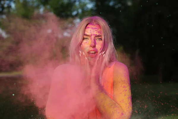 Surprised Young Woman Wearing Orange Dress Posing Cloud Dry Paint — Stock Photo, Image