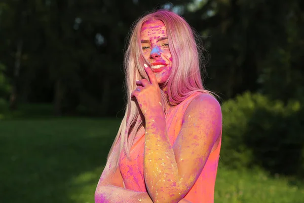 Zbliżenie Portret Radosny Kobiety Pozowanie Pokryte Kolorowe Farby Suche Parku — Zdjęcie stockowe