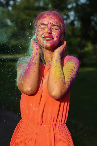 Возбужденная Блондинка Позирует Покрытая Красочной Сухой Краской Парке — стоковое фото