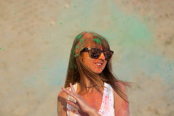 Καταπληκτική Ξανθιά Κορίτσι Γυαλιά Που Παίζει Πράσινο Χρώμα Ξηρό Holi — Φωτογραφία Αρχείου