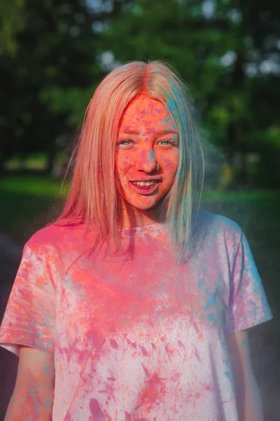 Cooles Blondes Model Das Park Spaß Mit Bunter Trockenfarbe Hat — Stockfoto
