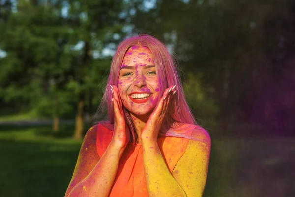 Ελκυστική Ξανθιά Κοπέλα Διασκεδάζοντας Πολύχρωμα Χρώματα Στεγνό Στο Πάρκο Ιδέα — Φωτογραφία Αρχείου