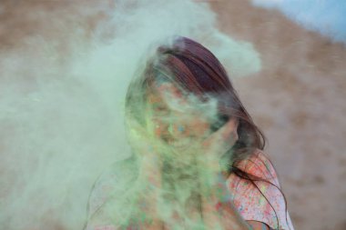 Çöl Festivali eğlenceli yeşil kuru boya, bayram kutlama bulutu içinde duygusal genç modelinde renkler