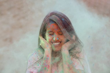 Holi renkler Çölü festivalde kutluyor yeşil kuru boya, bulutu içinde eğleniyor komik genç kadın