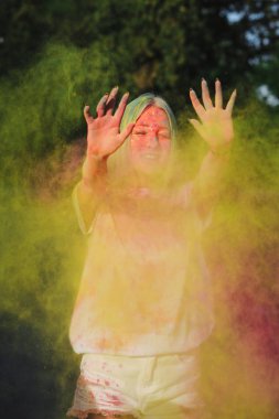 Holi Festivali sarı kuru toz patlayan ile oynarken çekici sarışın kız 