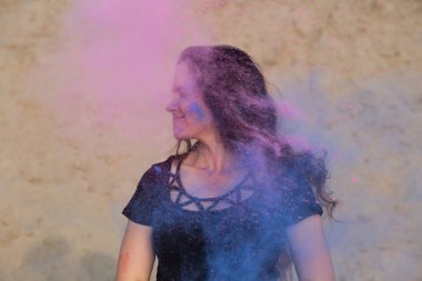 Onun mavi ve pembe Holi toz, çölde etrafında patlayan ile poz güzel bayanı