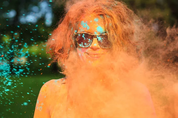 Wanita Muda Positif Bersenang Senang Awan Bubuk Kering Oranye Merayakan — Stok Foto