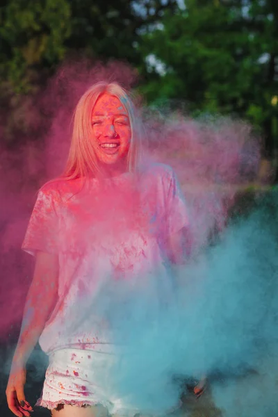 Örömteli Szőke Szórakozik Felrobbanó Kék Rózsaszín Száraz Por Holi Fesztivál — Stock Fotó