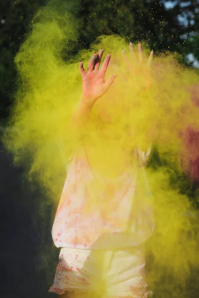 Gloriosa Mujer Rubia Jugando Con Polvo Seco Amarillo Explosivo Festival — Foto de Stock