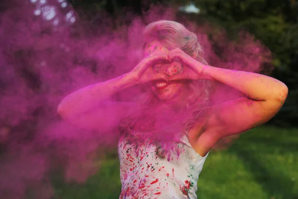 Χαμογελαστά Ξανθιά Γυναίκα Διασκέδαση Ένα Σύννεφο Ροζ Χρώμα Ξηρό Holi — Φωτογραφία Αρχείου