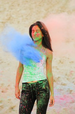 Harika esmer kadın mavi kuru Holi toz, çölde patlayan ile poz