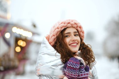 Kış Kiev'de adil Noel yürüyen sıcak trendy kıyafeti giymiş güzel esmer genç kadın portresi. Boş alan