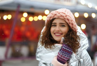 Kış Kiev'de adil Noel yürüyen sıcak trendy kıyafeti giymiş olumlu esmer genç kadın portresi. Boş alan