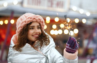 Çok gülümseyen esmer kadın kış tatil Kiev içinde adil Noel kutluyor kış kıyafeti giymiş. Boş alan