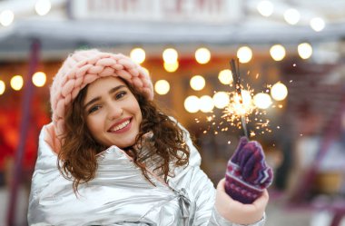 Çok güzel esmer modeli kış tatil Kiev'de adil Noel kutluyor kış kıyafeti giymiş gülümseyerek. Boş alan