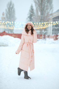 Kiev'de adil Noel yürüyen sıcak trendy kıyafeti giymiş güzel esmer genç kadın kış portresi