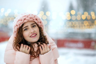 Kış Kiev'de adil Noel yürüyen sıcak trendy kıyafeti giymiş şirin esmer genç kadın portresi. Boş alan