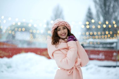 Kış Kiev'de adil Noel yürüyen sıcak trendy kıyafeti giymiş romantik esmer genç kadın portresi. Boş alan