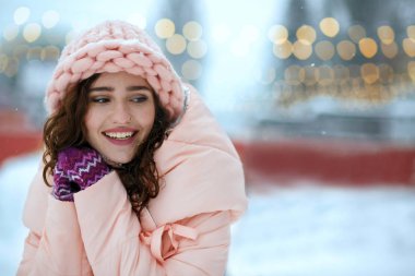 Kış Kiev'de adil Noel yürüyen sıcak trendy kıyafeti giymiş güzel esmer genç kadın portresi. Boş alan