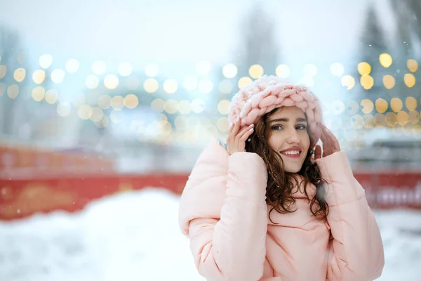 スタイリッシュなブルネットの若い女性の暖かいのトレンディな服を着てキエフで公正なクリスマスを歩いて冬のポートレート 空の空間 — ストック写真