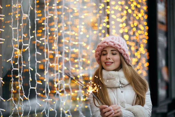 Romantic Smiling Young Woman Wearing Winter Clothes Celebrating Christmas Street — Stock Photo, Image