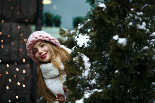 Ευτυχισμένος Ξανθιά Γυναίκα Που Φοράει Ζεστά Χειμωνιάτικα Στολή Κρυφοκοιτάζει Έξω — Φωτογραφία Αρχείου
