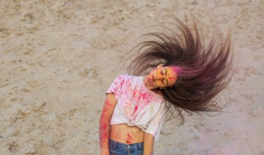 Holi renkler Çölü festivalde kutluyor saçlarında Rüzgar güzel esmer kadın. Metin için yer
