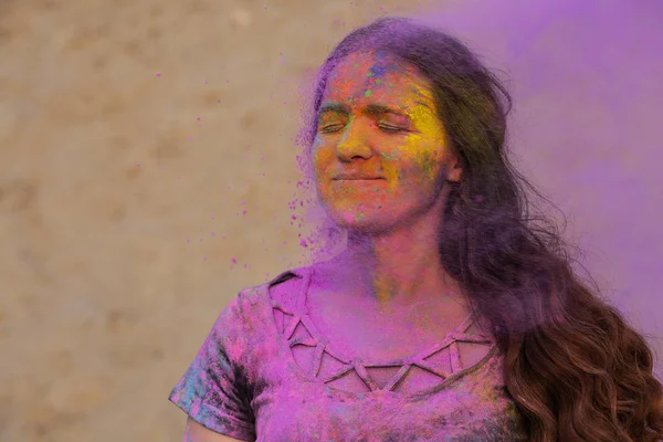 다채로운 사막에 Holi 머리와 모델을 메리에 의하여 텍스트를 — 스톡 사진