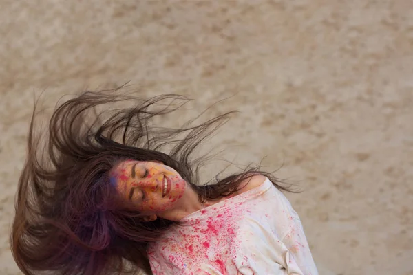 風の砂漠でホーリー色祭を祝うの髪ブルネットの女性を驚くほどです テキストのためのスペース — ストック写真