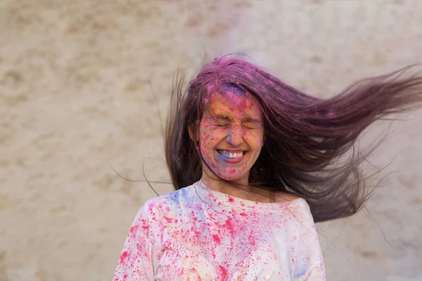 Model Muda Yang Bahagia Dengan Angin Berbulu Merayakan Festival Warna — Stok Foto
