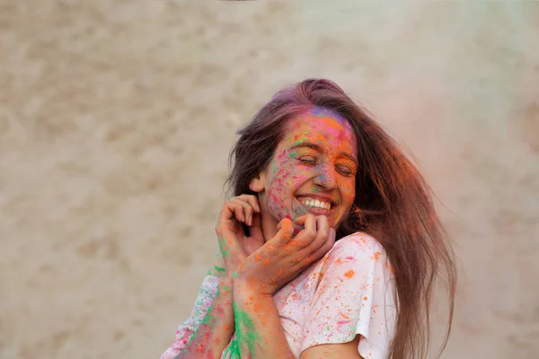 Agradable Modelo Joven Con Viento Pelo Celebrando Holi Colores Festival — Foto de Stock