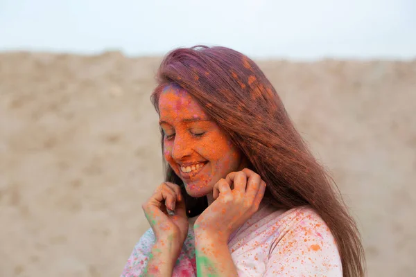 Retrato Close Mulher Morena Alegre Celebrando Festival Cores Holi Deserto — Fotografia de Stock