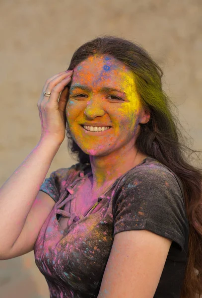 Lächelnde Brünette Frau Mit Langen Welligen Haaren Schwarzem Shirt Mit — Stockfoto