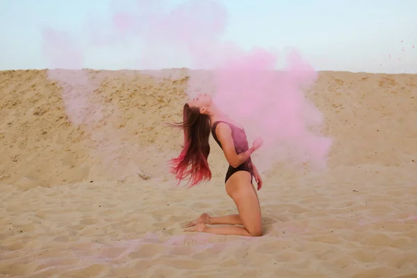 Чарівна Брюнетка Довгим Волоссям Позує Хмарою Рожевої Фарби Холі Сидячи — стокове фото