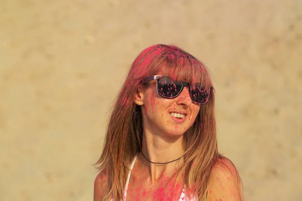 Прохолодна Блондинка Сонцезахисних Окулярах Вкрита Рожевою Сухою Фарбою Холі Пустелі — стокове фото