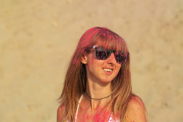 Coole Blonde Frau Mit Sonnenbrille Die Mit Rosa Trockenlack Holi — Stockfoto