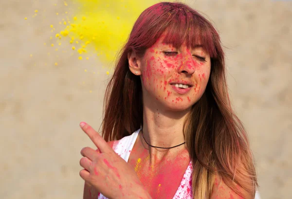 Geiles Brünettes Model Genießt Holi Festival Der Wüste Frau Posiert — Stockfoto