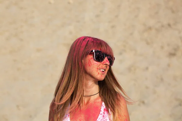 Schöne Blonde Mädchen Mit Brille Spielt Mit Rosa Trockener Farbe — Stockfoto