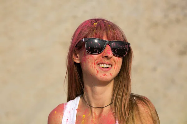 Esplêndida Menina Loira Vestindo Óculos Brincando Com Tinta Rosa Seca — Fotografia de Stock