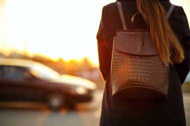 Genç esmer kadın gezgin Street bir taksi bekliyor ceket