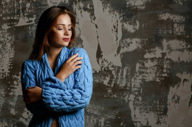 Gölgeler ile poz örme palto giyiyor ihale genç kadın. Metin için yer