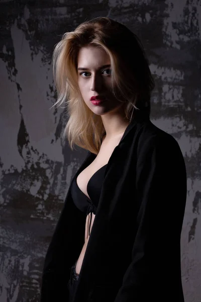Portret Van Mysterieuze Blonde Vrouw Dragen Zwarte Jas Poseren Studio — Stockfoto